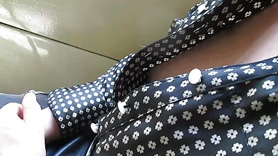 Seorang doktor sedang menjaga pesakitnya dengan batangnya yang panjang dan keras