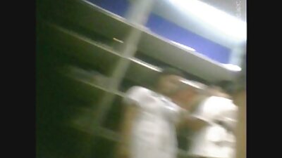Seorang si rambut coklat seksi sedang disetubuhi oleh figura bapa di atas sofa