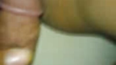 Dua gadis yang tidak keberatan berkongsi ayam jantan masuk bertiga untuk meniduri