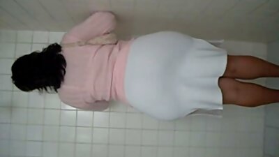 Wanita seksi menggunakan jari kakinya yang dicat merah untuk bermain dengan batang lelaki